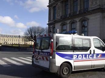 Parigi rapina al Museo del Louvre Parigi, rapina al Museo del Louvre