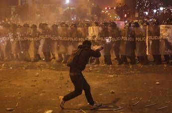 Peru scontri a Lima dopo manifestazione contro nuovo governo un morto e oltre 100 feriti Peru scontri a Lima dopo manifestazione contro nuovo governo un morto e oltre 100 feriti