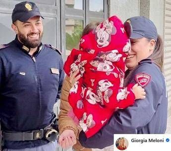 Poliziotti scortano papa che porta figlia in ospedale. Meloni Eroi Poliziotti scortano papa che porta figlia in ospedale. Meloni Eroi