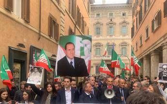 Riforma della giustizia Forza Italia festeggia in piazza con maxi foto di Berlusconi Vittoria storica Riforma della giustizia Forza Italia festeggia in piazza con maxi foto di Berlusconi Vittoria storica