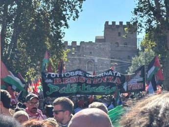 Roma al corteo per Gaza striscione 7 ottobre giornata Resistenza palestinese