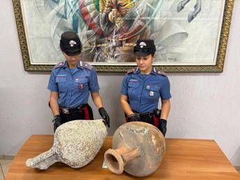 Roma due anfore romane sequestrate da carabinieri tornano ad Anzio Roma due anfore romane sequestrate da carabinieri tornano ad Anzio