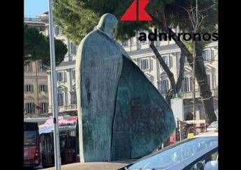 Roma imbrattata la statua di Papa Giovanni Paolo II con falce e martello e la scritta fascista