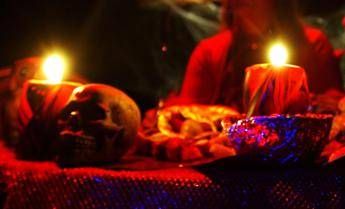 Rubano due teschi al cimitero per farne paralumi. Lo psichiatra Antisociali con feticismo per la morte Rubano due teschi al cimitero per farne paralumi. Lo psichiatra Antisociali con feticismo per la morte
