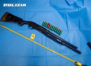 Scappa dalla Polizia trovato con fucile con canna mozzata
