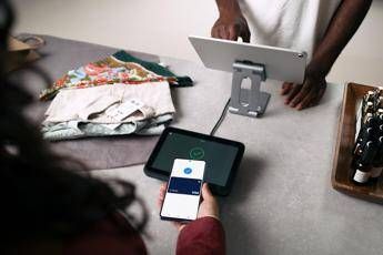 Shopping di fine anno acquisti multicanale per gli italiani spesa media di 227E