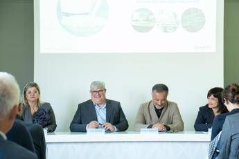 Sostenibilita Flo lancia Alpha nuova linea in stoviglie in carta senza plastica Sostenibilita Flo lancia Alpha nuova linea in stoviglie in carta senza plastica