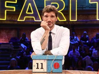 Stefano De Martino compie 36 anni festa in diretta ad Affari Tuoi