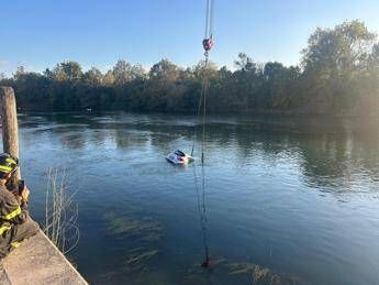 Treviso recuperata auto nel Sile morte le due persone a bordo Treviso recuperata auto nel Sile morte le due persone a bordo