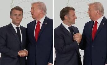 Trump e Macron il balletto per la solita stretta di mano