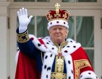 Trump trolla i manifestanti il video con il presidente re Trump ‘trolla’ i manifestanti, il video con il presidente-re