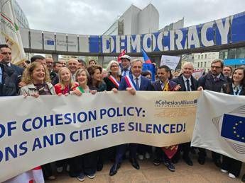 Ue Lombardia in piazza a Bruxelles per dire no a centralizzazione fondi coesione Ue Lombardia in piazza a Bruxelles per dire no a centralizzazione fondi coesione