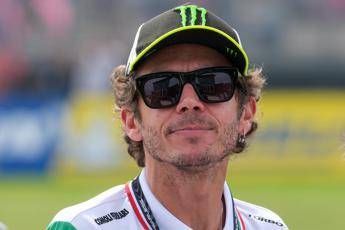 Valentino Rossi leggendario trionfo a Indianapolis 17 anni dopo lo storico duello con Hayden