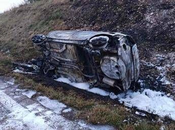 Verona perde controllo per la velocita auto si cappotta e prende fuoco