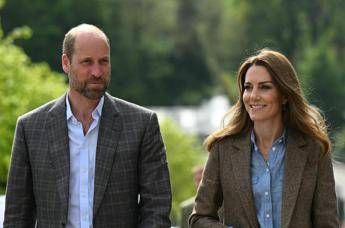 William e Kate portano i figli al pub. ma per giocare
