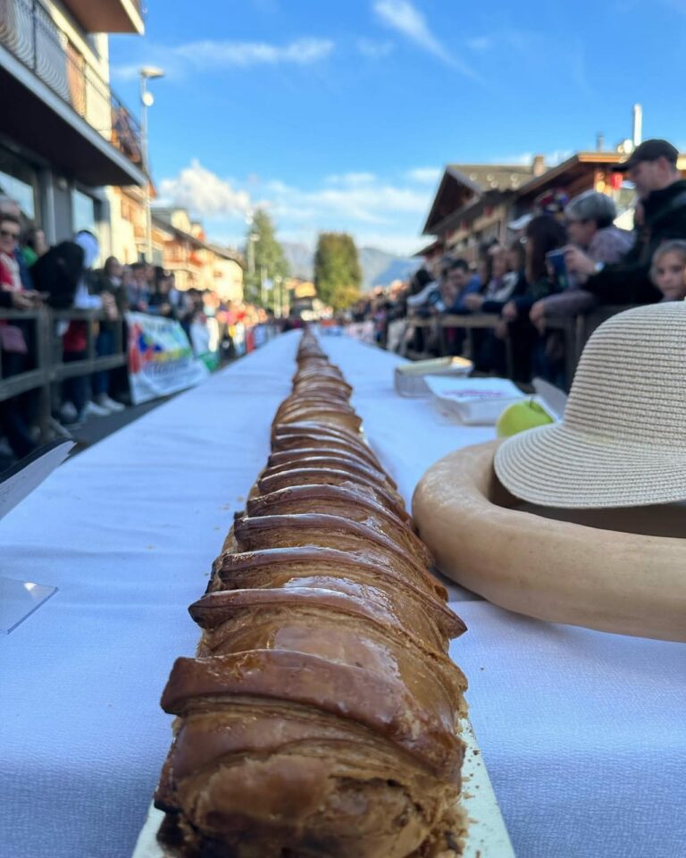 strudelone2023 Sabato 25 ottobre lo Strudelone torna ad addolcire Clusone: 56 metri di Strudel per battere il record e fare del bene