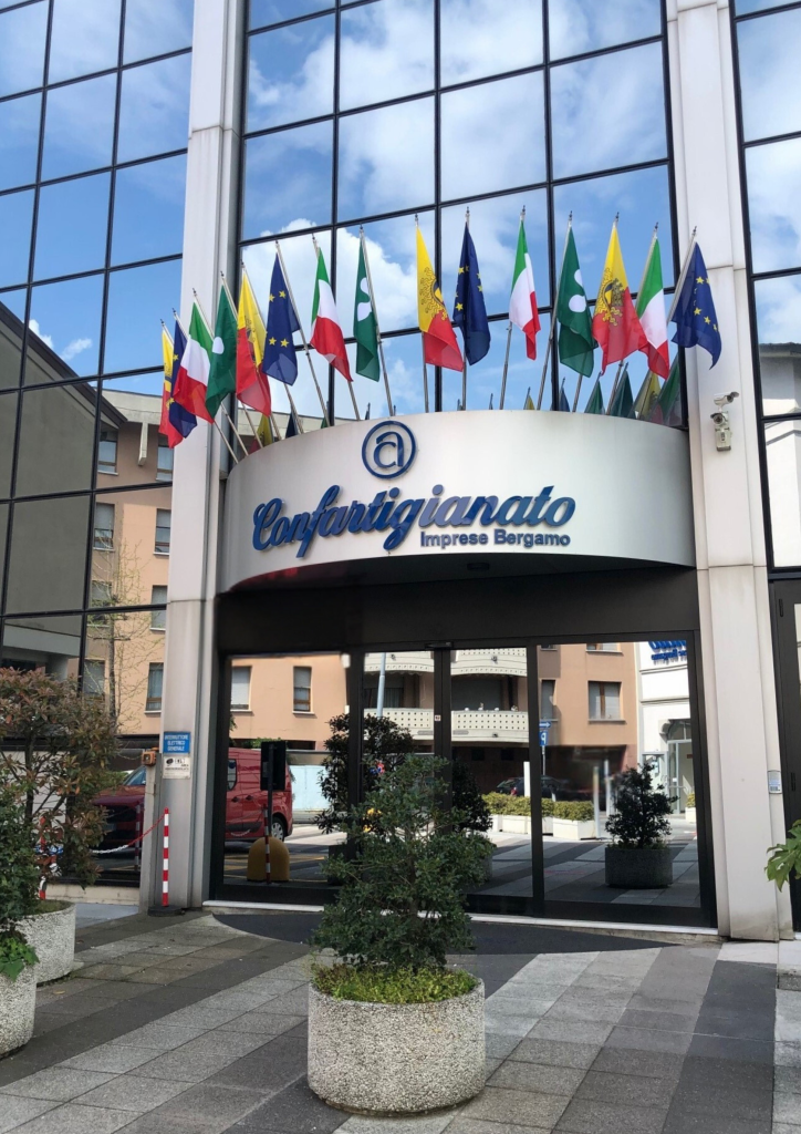 2019.04.10 facciata nuove bandiere ok