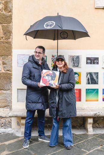 A Montalcino la mattonella denuncia di Paola Minaccioni