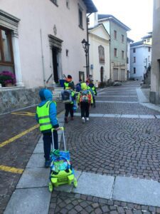 A Vezza dOglio riparte il Pedibus bambini a scuola in sicurezza e allegria A Vezza dOglio riparte il Pedibus bambini a scuola in sicurezza e allegria