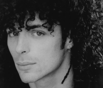 Alex Britti prima dei 7000 caffe spunta la foto del 1994 ricci e sguardo intenso