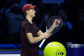 Atp Finals Sinner serve troppo forte e. rompe la racchetta contro Shelton Atp Finals Sinner serve troppo forte e. rompe la racchetta contro Shelton