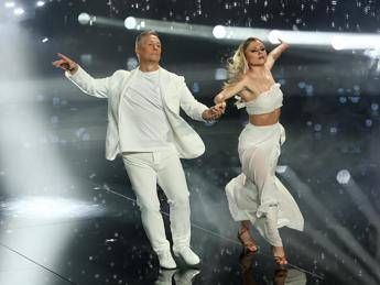 Ballando guai per Paolo Belli Anastasia Kuzmina Sono bloccata con il collo