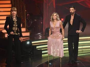 Ballando tabloid accusa Pernice ha toccato Fialdini. La difesa di Carolyn Smith Ballando tabloid accusa Pernice ha toccato Fialdini. La difesa di Carolyn Smith