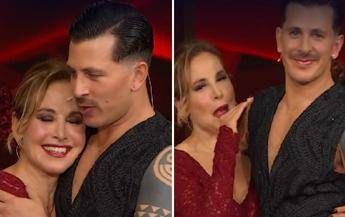 Barbara DUrso a Ballando il messaggio pubblico e quello privato di Pasquale La Rocca Barbara DUrso a Ballando il messaggio pubblico e quello privato di Pasquale La Rocca