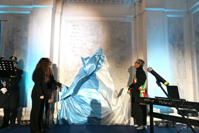 Brescia rende omaggio ai suoi cittadini illustri tre nuovi nomi nel Famedio del Cimitero Vantiniano Brescia rende omaggio ai suoi cittadini illustri tre nuovi nomi nel Famedio del Cimitero Vantiniano