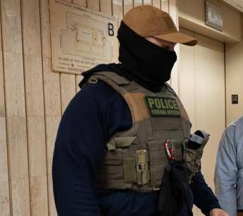 Chicago agenti armati allasilo Maestra e in arresto Chicago agenti armati allasilo Maestra e in arresto