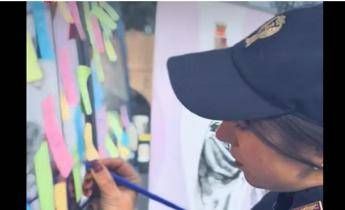 Cio che lamore non e su Camper rosa della Polizia i post it contro la violenza di genere Cio che lamore non e su Camper rosa della Polizia i post it contro la violenza di genere