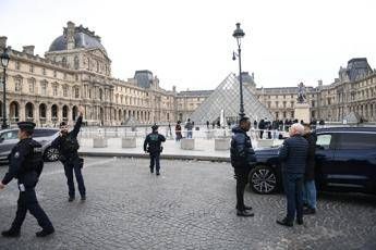 Colpo al Louvre altri quattro fermi per il furto dei gioielli della corona francese Colpo al Louvre altri quattro fermi per il furto dei gioielli della corona francese