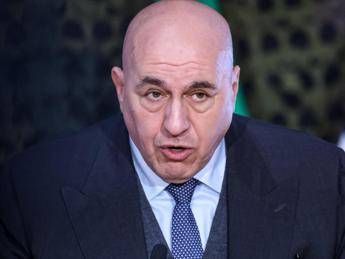 Crosetto rientra da Dubai Torno con volo militare pago io cifra tripla Crosetto rientra da Dubai Torno con volo militare pago io cifra tripla