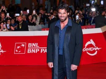 Domenica In Can Yaman teme domande sulla vita privata. Mara Venier Sei terrorizzato Domenica In Can Yaman teme domande sulla vita privata. Mara Venier Sei terrorizzato