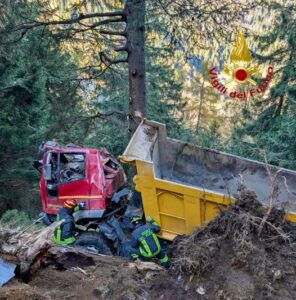 Edolo mezzo pesante si ribalta e scivola per 200 metri un ferito Edolo mezzo pesante si ribalta e scivola per 200 metri un ferito