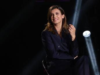 Elisabetta Canalis la verita sulla ricetta del petto di pollo. E la gaffe di Clerici Elisabetta Canalis la verita sulla ricetta del petto di pollo. E la gaffe di Clerici