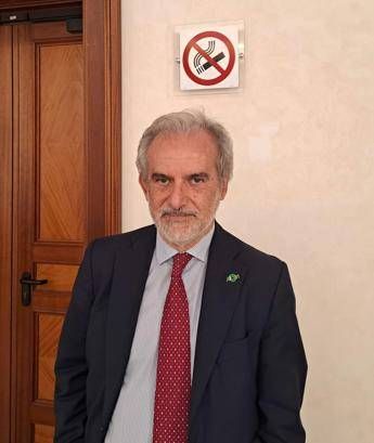 Fumo Perrone Aiom in Italia causa 93mila morti lanno strage che costa a Ssn 25 mld Fumo Perrone Aiom in Italia causa 93mila morti lanno strage che costa a Ssn 25 mld