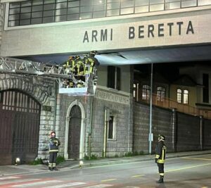 Gardone Val Trompia mezzo pesante urta il cavalcavia Beretta SP345 chiusa per sicurezza