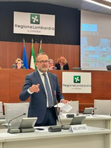 Il consigliere regionale Diego Invernici durante lintervento in Aula