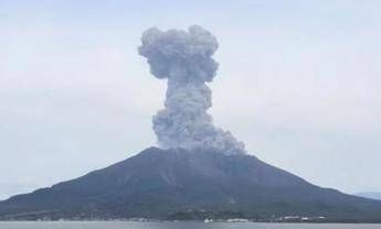 Il vulcano Sakurajima si risveglia alta colonna di cenere e fumo Il vulcano Sakurajima si risveglia alta colonna di cenere e fumo