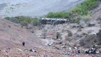 Incidente nel sud del Peru bus finisce in un burrone almeno 37 morti