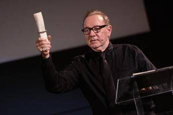 Kevin Spacey senza fissa dimora Vivo in Airbnb e in hotel vado dove ce lavoro