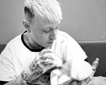 Lazza il figlio Noah compie un anno Il nanetto che mi ha cambiato la vita Lazza il figlio Noah compie un anno Il nanetto che mi ha cambiato la vita