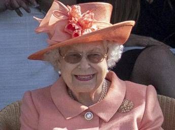 Londra in mostra il sontuoso guardaroba della regina Elisabetta