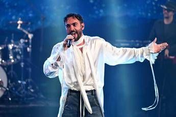 Marco Mengoni e la bimba di pochi mesi al concerto Tua mamma e una pazza Marco Mengoni e la bimba di pochi mesi al concerto Tua mamma e una pazza