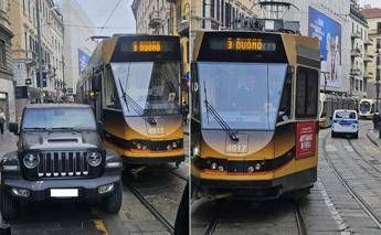 Milano unauto parcheggiata male manda in tilt i tram tutti a piedi Milano unauto parcheggiata male manda in tilt i tram tutti a piedi