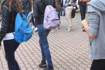 Pescara sostanza irritante spruzzata a scuola evacuato liceo studenti in pronto soccorso Pescara sostanza irritante spruzzata a scuola evacuato liceo studenti in pronto soccorso