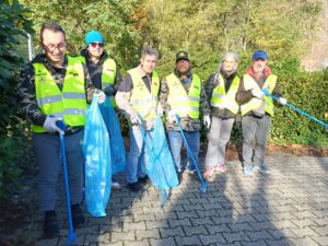 Ploggers bresciani e bergamaschi in azione a Rogno una mattinata di sole sorrisi e senso civico Ploggers bresciani e bergamaschi in azione a Rogno una mattinata di sole sorrisi e senso civico