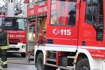 Pontedera donna muore in incendio in un appartamento evacuati altri condomini
