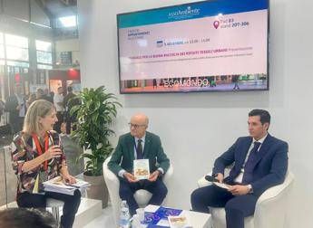 Rifiuti tessili presentato il manuale per la buona raccolta di Unirau e Ariu Rifiuti tessili presentato il manuale per la buona raccolta di Unirau e Ariu